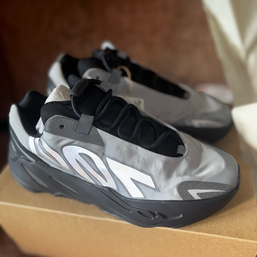 Yeezy 700 MNVN